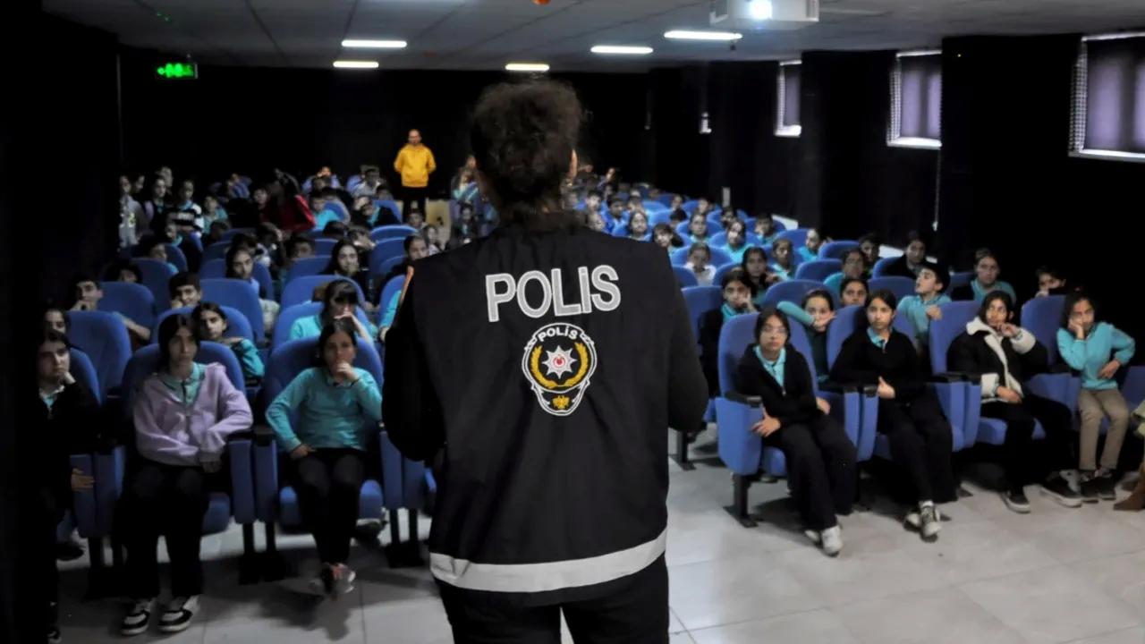 Bursa polisi, okul okul gezerek öğrencileri bilgilendirdi