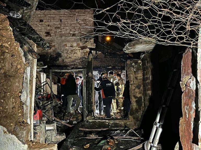 80 yaşındaki ev sahibinin yangını söndürmek isterken ölmüş olabileceği değerlendiriliyor