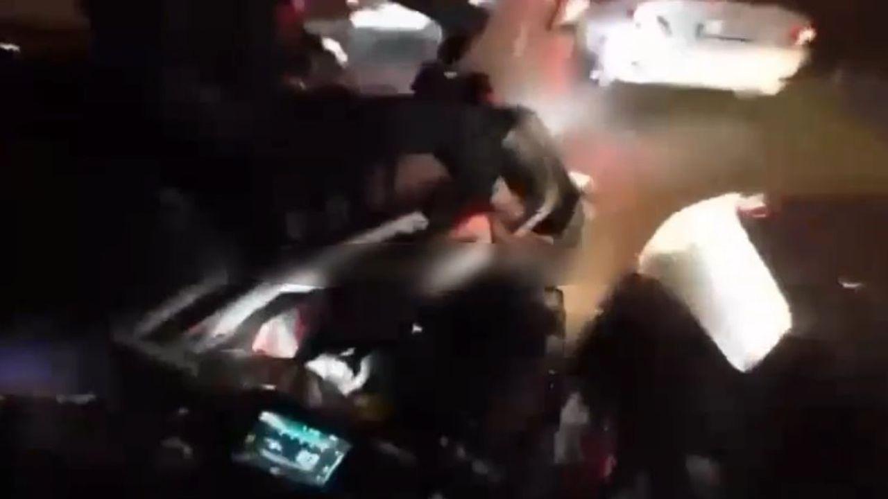 Bursa'da araçların arasından hızla giden motosikletliye başka motosikletli çarptı