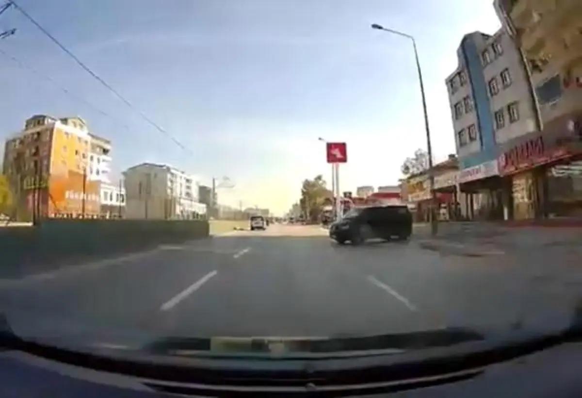 Bursa'da Freni Boşalan Minibüs Ana Caddeye İndi