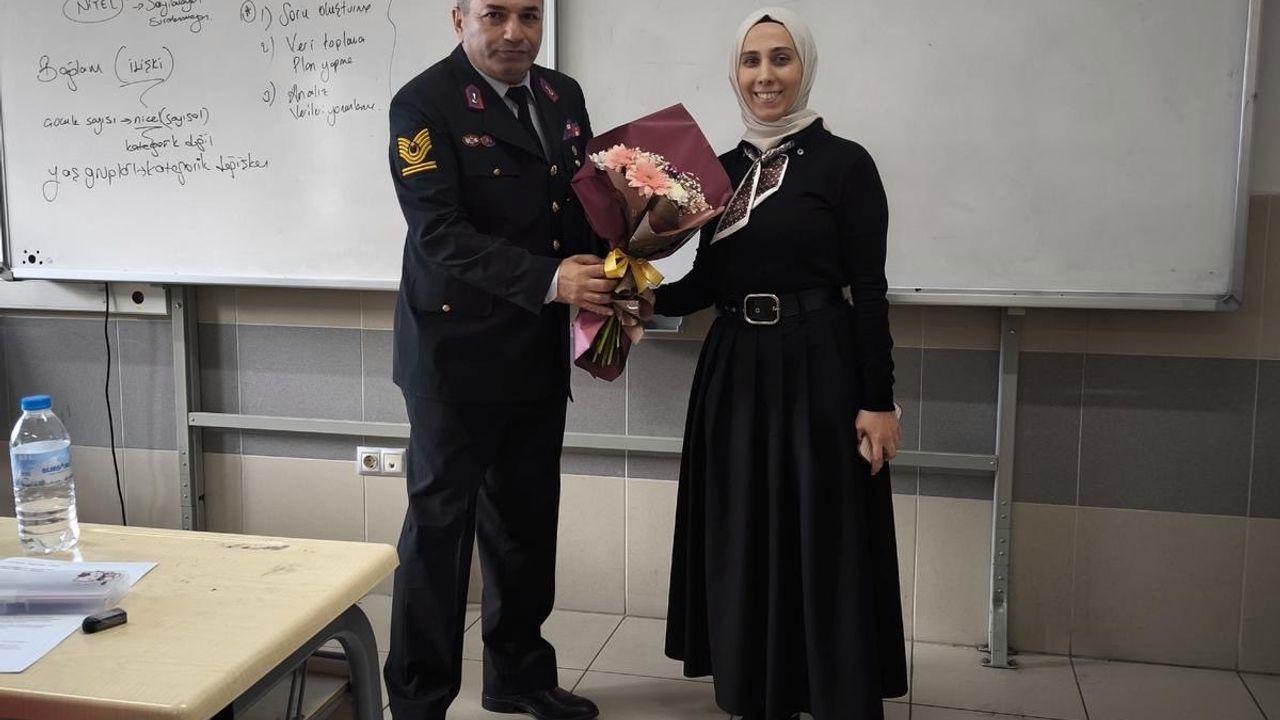 Bursa'da jandarmadan şehit öğretmenin kızına anlamlı 24 Kasım ziyareti