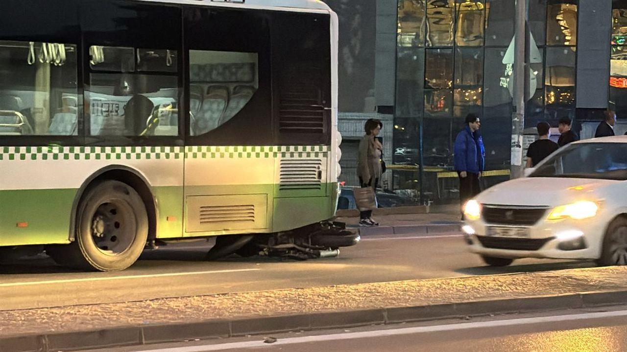 Bursa'da motosiklet otobüsün atına girdi