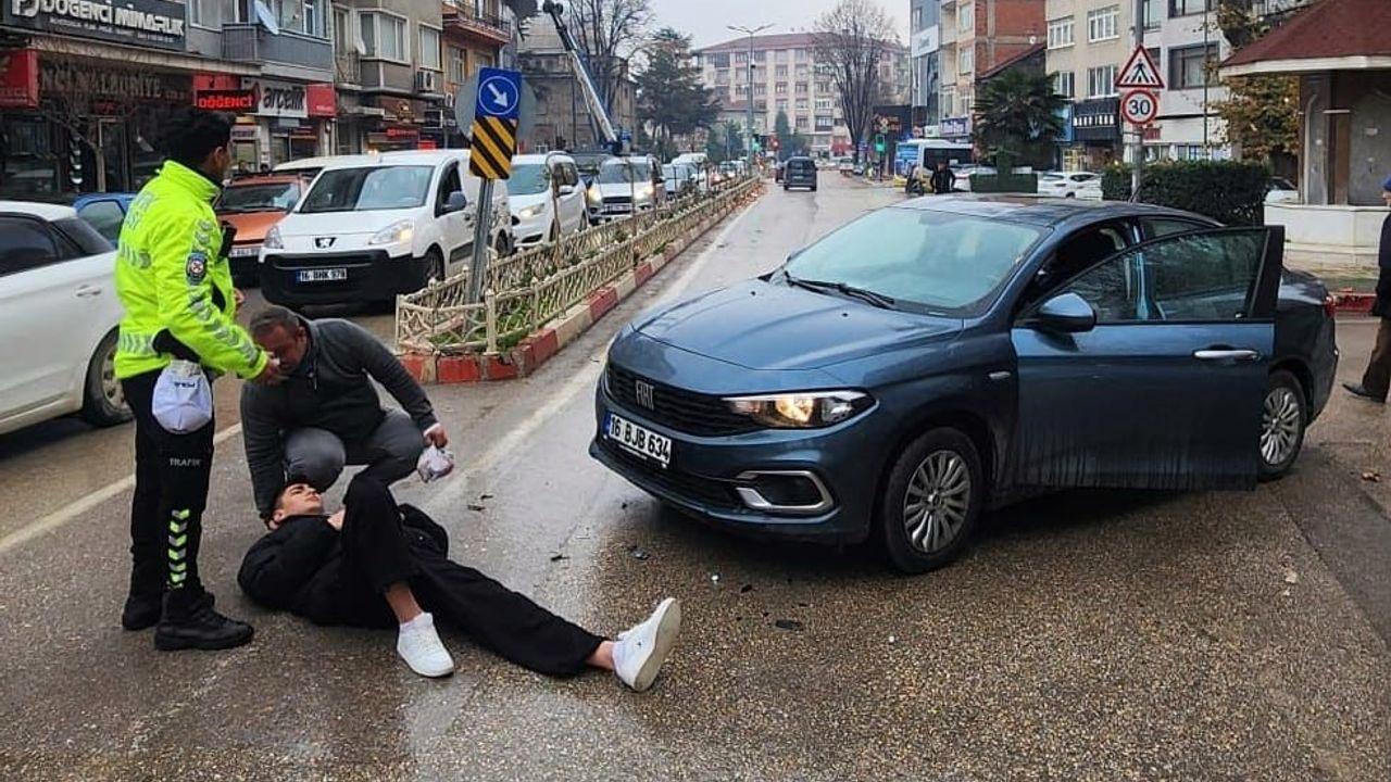 Bursa’da otomobille çarpışan motosiklet sürücüsü yaralandı