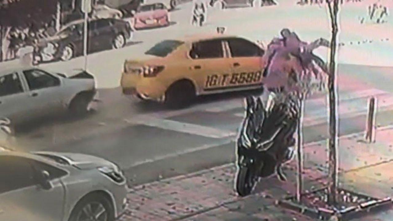 Bursa'da yaya geçidinde anne ve bebeğe otomobil böyle çarptı