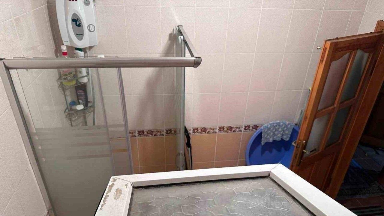 Camı kırıp eve girdi, yaşlı kadının ağzını bantlayıp altınları çaldı