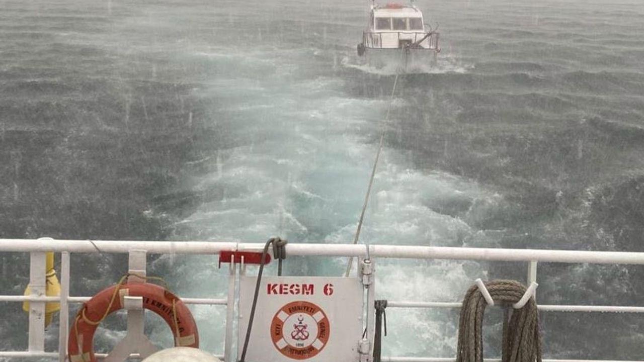 Çanakkale Boğazı’nda makine arızası yaparak sürüklenen tekne kurtarıldı