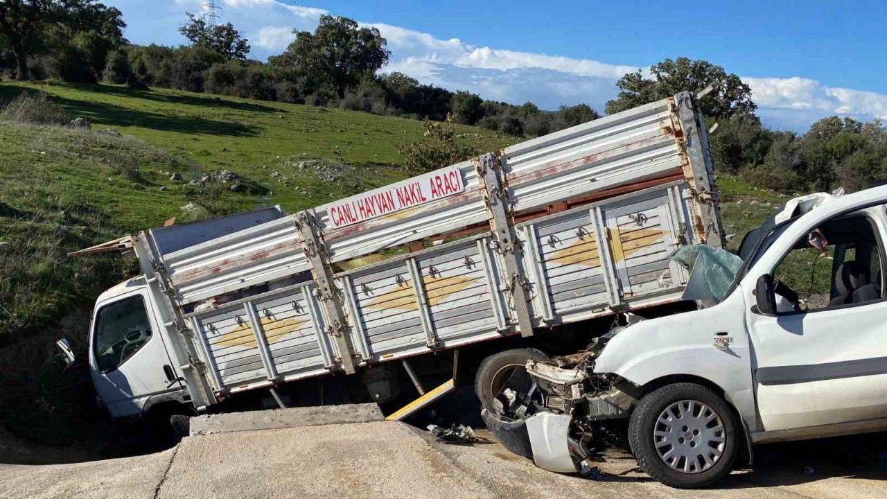 Çanakkale’de ticari araçla kamyonet çarpıştı; 2’si ağır, 5 yaralı