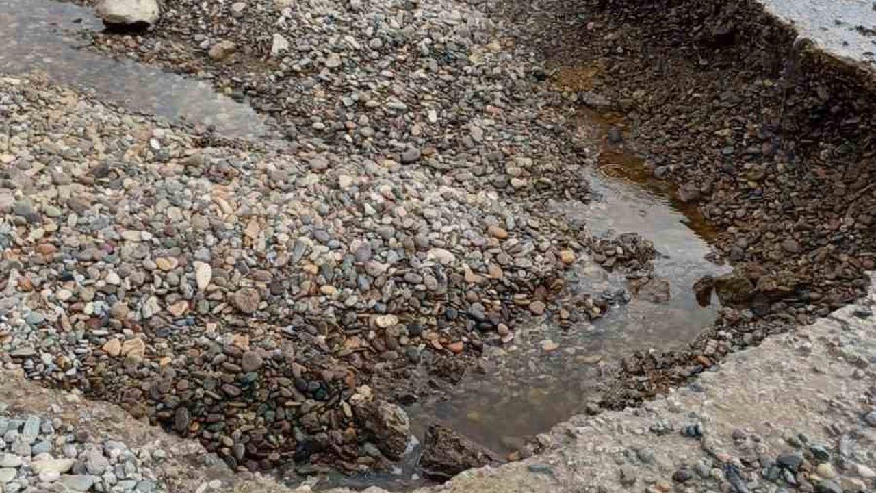 Çanakkale’de yaşanan sağanak yağış nedeniyle Kadırga Koyu sahil yolu kapandı
