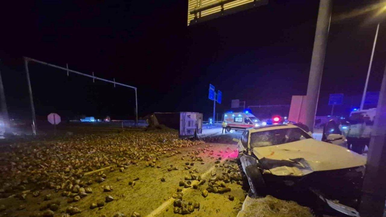 Çorum’da şeker pancarı yüklü tır ile otomobil çarpıştı: 3 yaralı