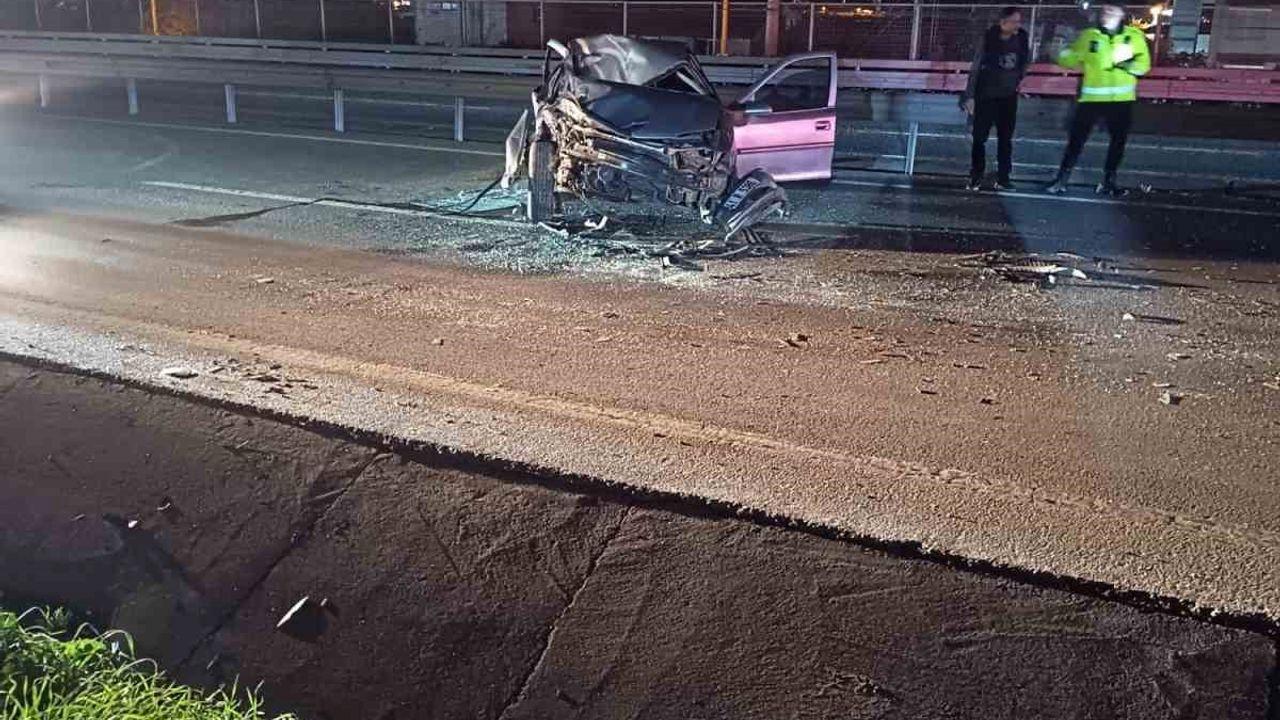 Demir bariyerlere çarpan otomobil parçalandı