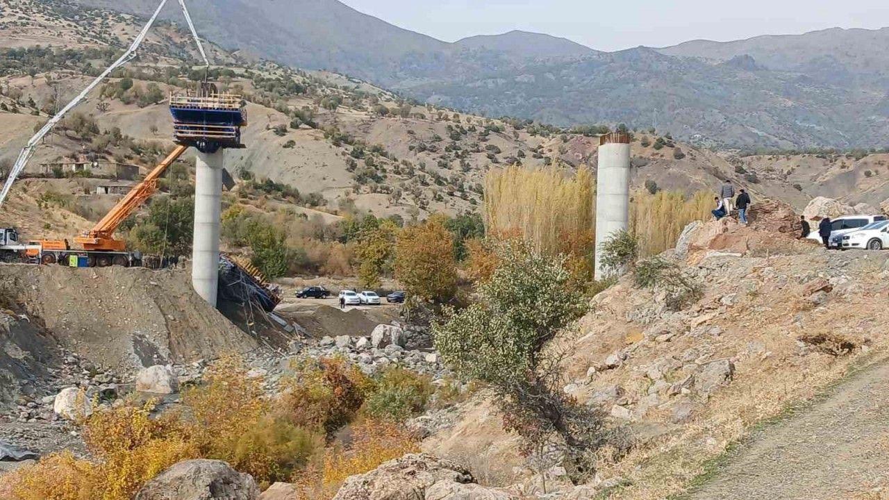 Diyarbakır’ın Kulp ilçesinde köprü inşaatında meydana gelen çökme sırasında yaralanan 4 kişi hastaneye sevk edilirken, 2 kişiyi enkaz altından çıkarma çalışmaları devam ediyor.