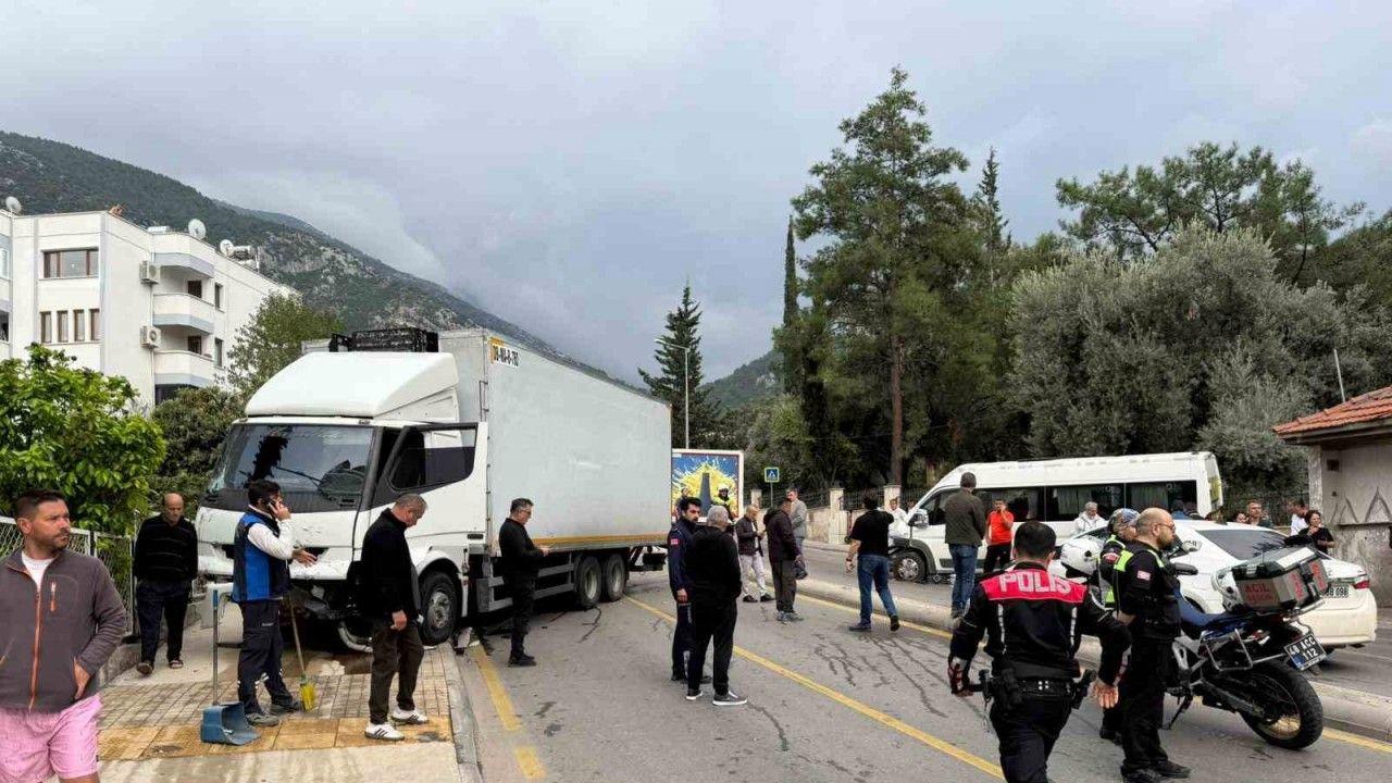 Fethiye’de freni patlayan kamyon, öğrenci servisine çarptı