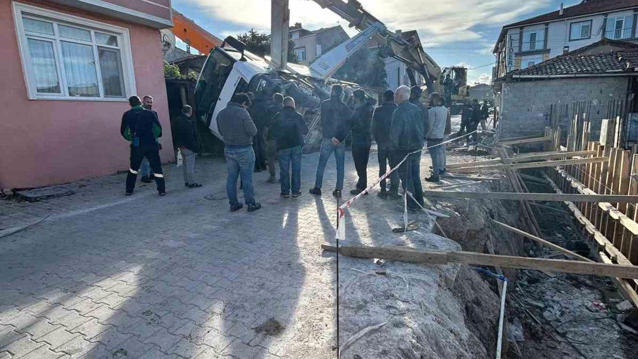 Gönen’de çalışma halindeki beton mikseri yan yattı