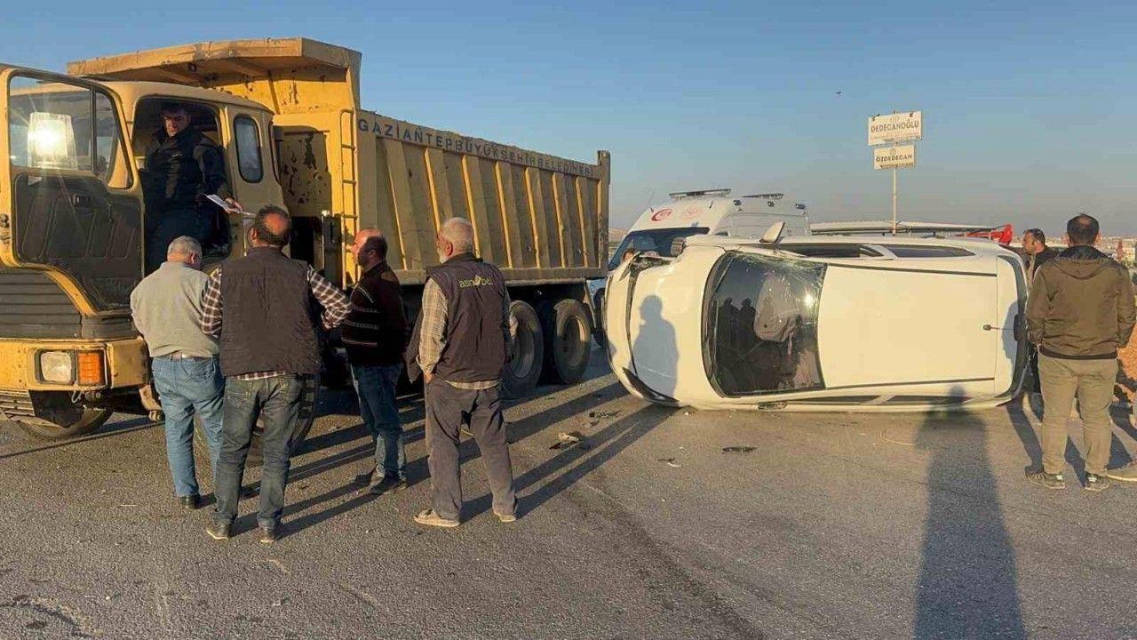 Hafriyat kamyonu ile çarpışan otomobil yan yattı: 1 yaralı