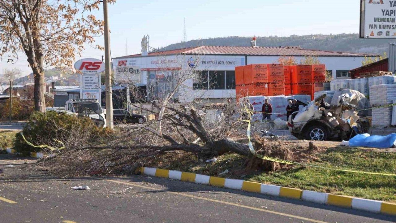 İkiye bölünen otomobil, genç arkadaşlara mezar oldu
