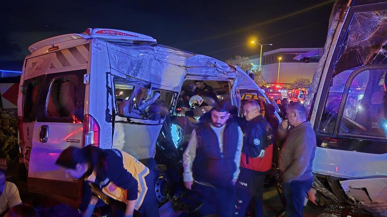 İşçi servislerinin çarpıştığı kazada 13 kişi yaralandı