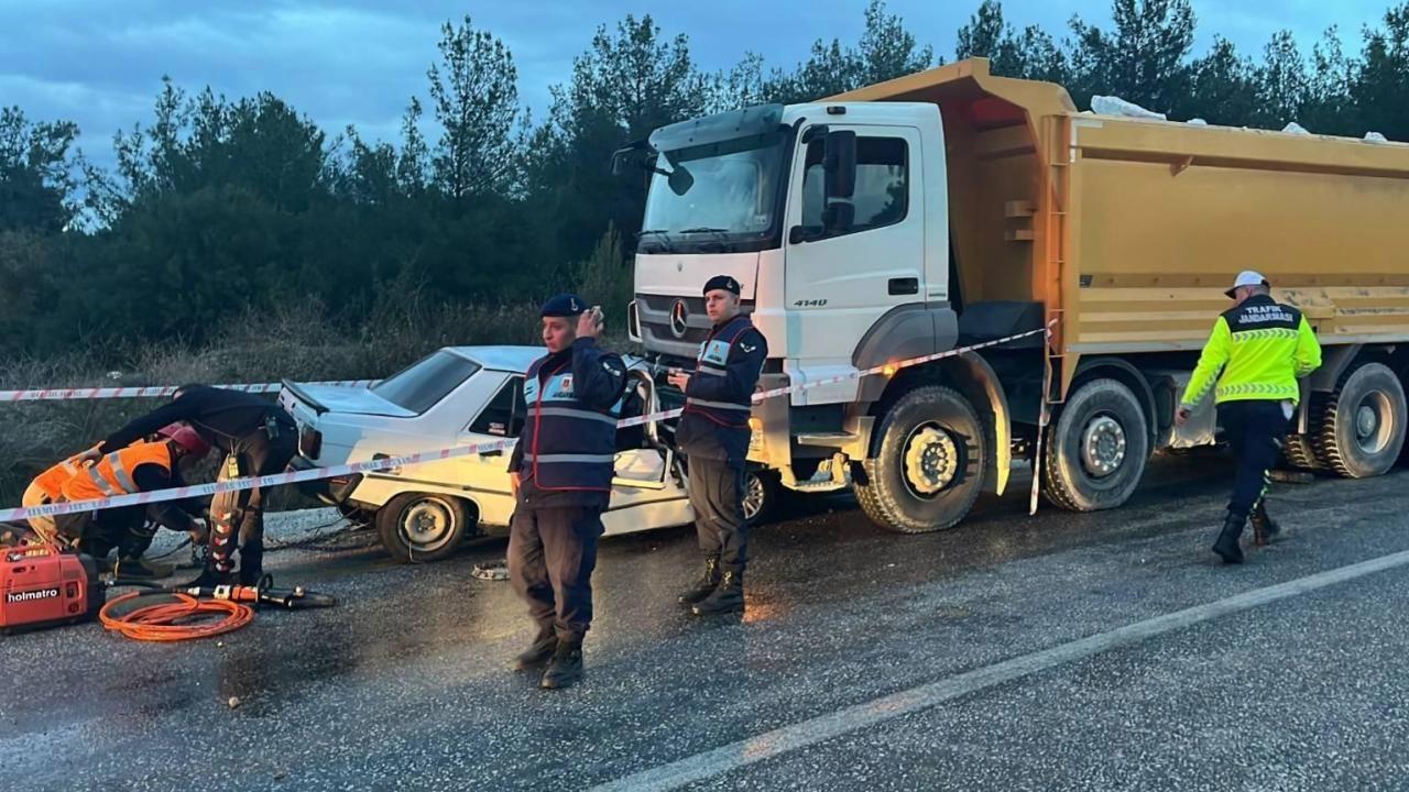 Kamyon ile otomobil çarpıştı