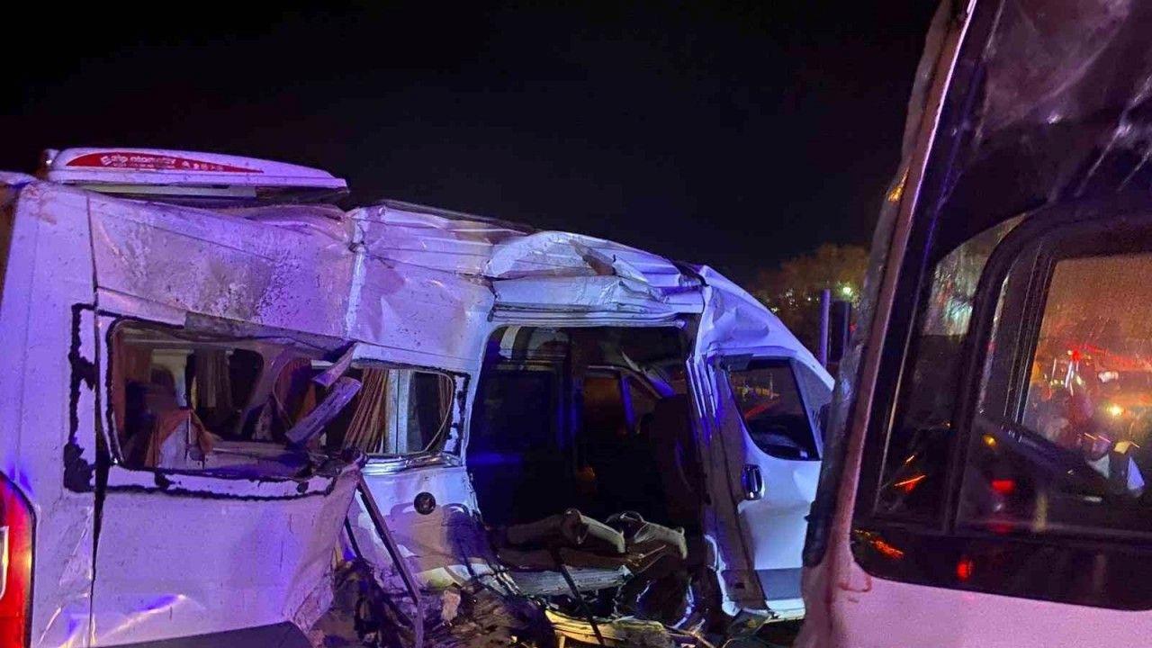 Kemalpaşa’da işçi servisleri çarpıştı: 15 yaralı