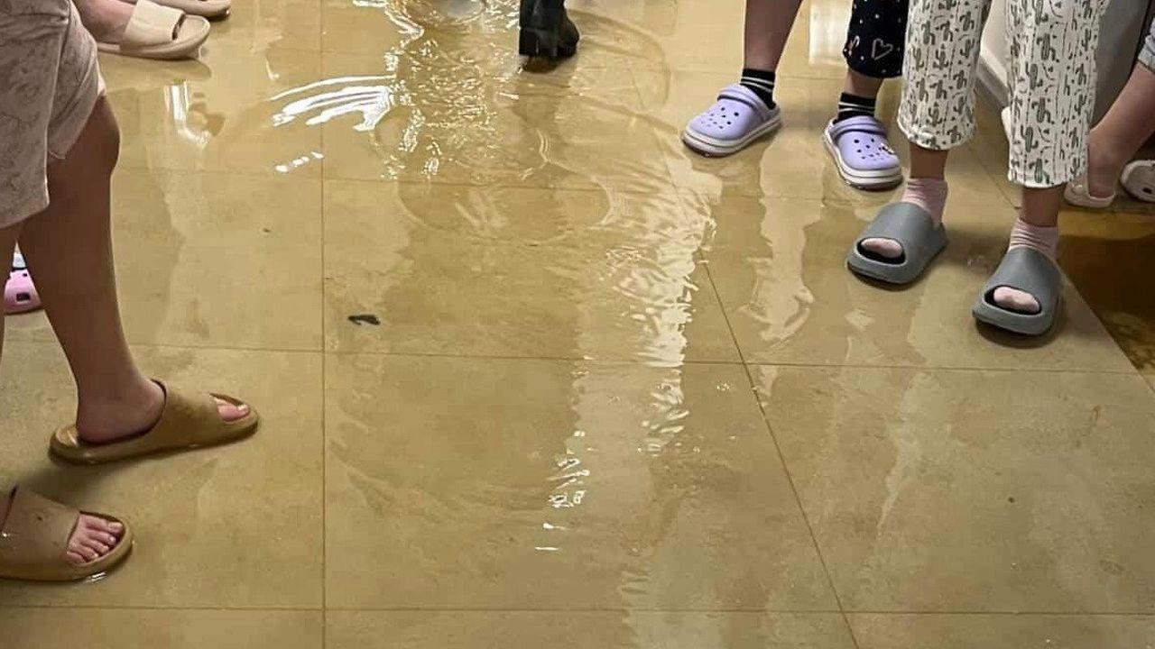 Kız yurdunda patlayan su borusu nedeniyle bazı odaları su bastı
