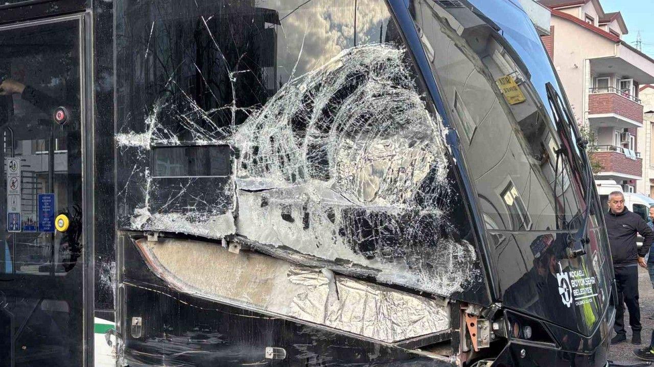 Kocaeli’de çöp kamyonu tramvaya çarptı: 3 yaralı