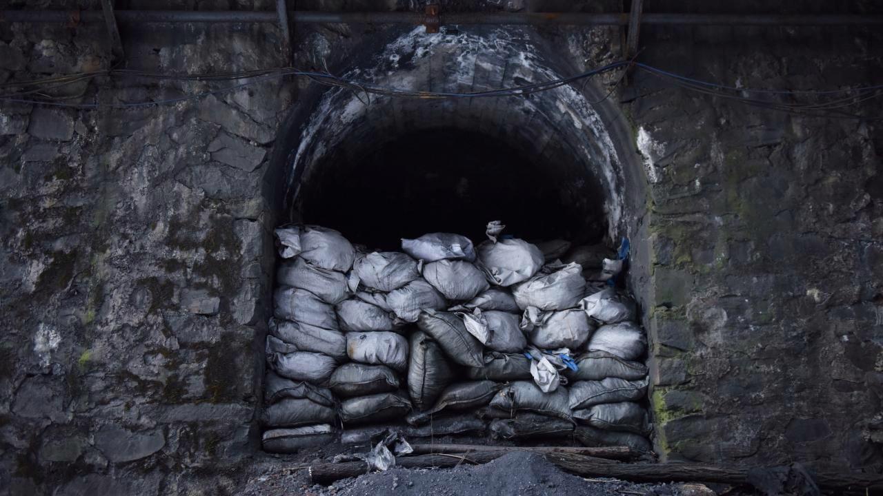 Kömür madeninde meydana gelen göçükte 3 işçi toprak altında kaldı
