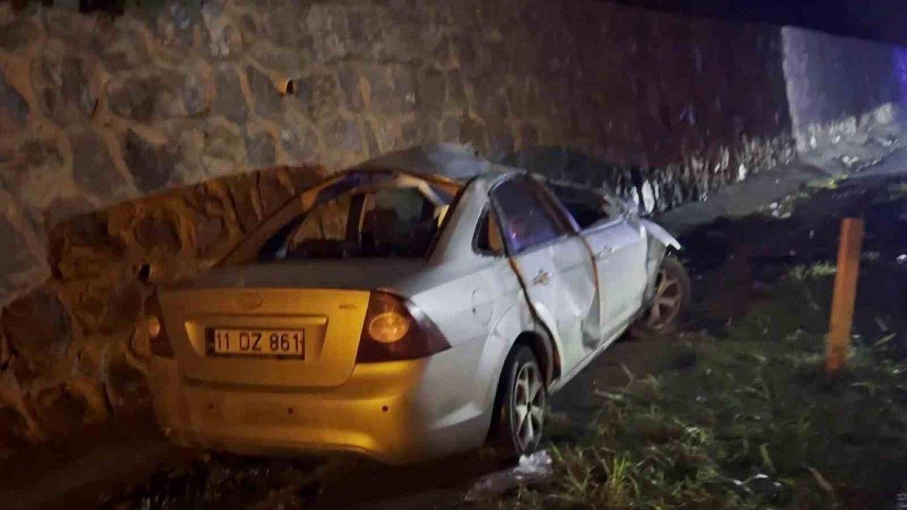 Kontrolden çıkan otomobil istinat duvarına çarptı: 2 yaralı