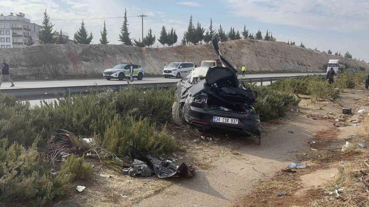 Kontrolden çıkan otomobil taklalar atarak refüje uçtu: 1 ölü, 4 yaralı