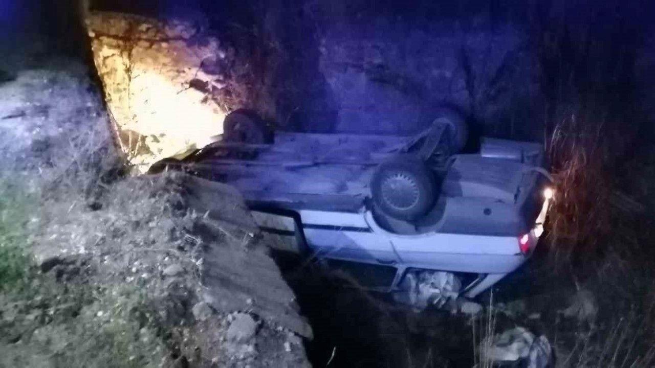 Köpeğe çarpmamak için direksiyonunu kırdığı otomobil kanala düştü: 1 yaralı