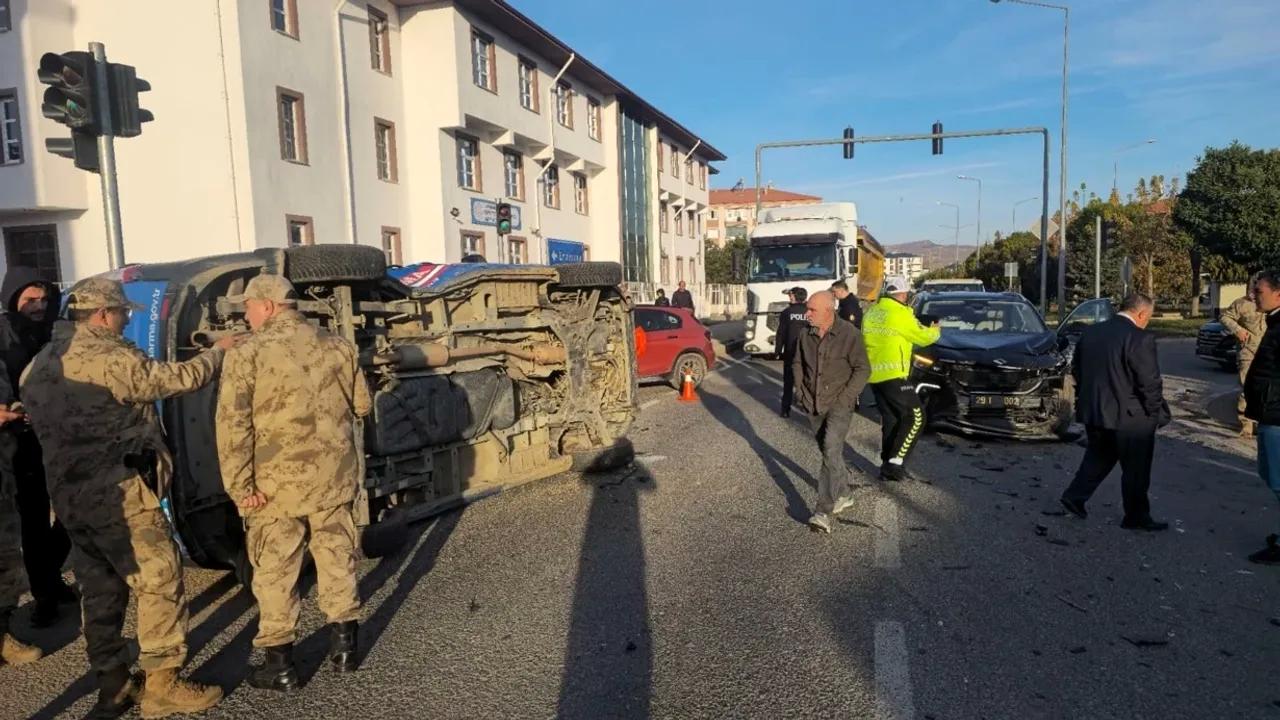 Makam aracı jandarma minibüsüne çarptı