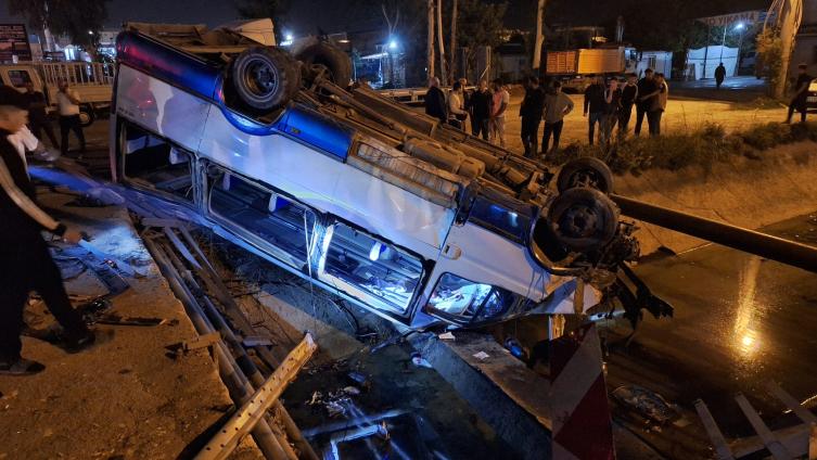 Mersin'de minibüs ile otomobil çarpıştı: 11 yaralı