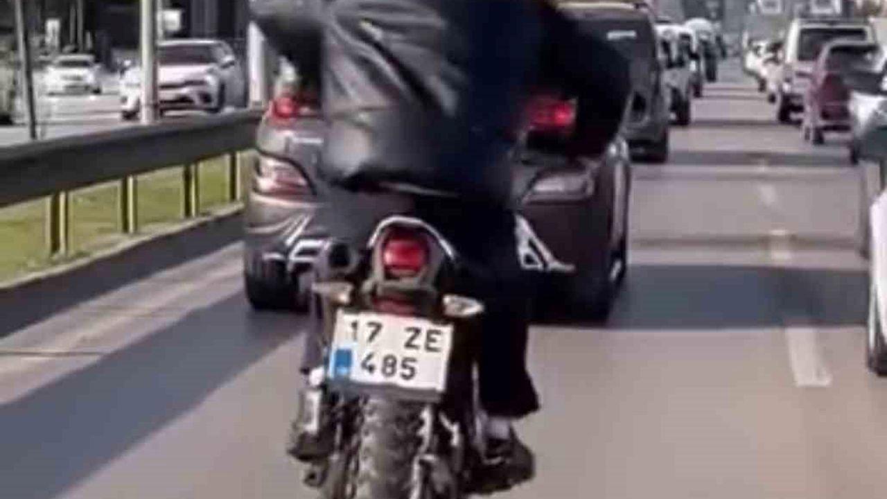 Motosikleti at sürer gibi sürdü