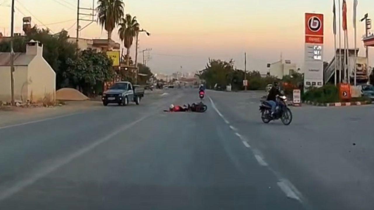 Motosikletlerin karıştığı kaza araç kamerasına yansıdı