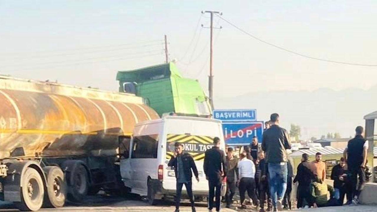 Okul servisi tankerle çarpıştı: 13’ü öğrenci 14 yaralı