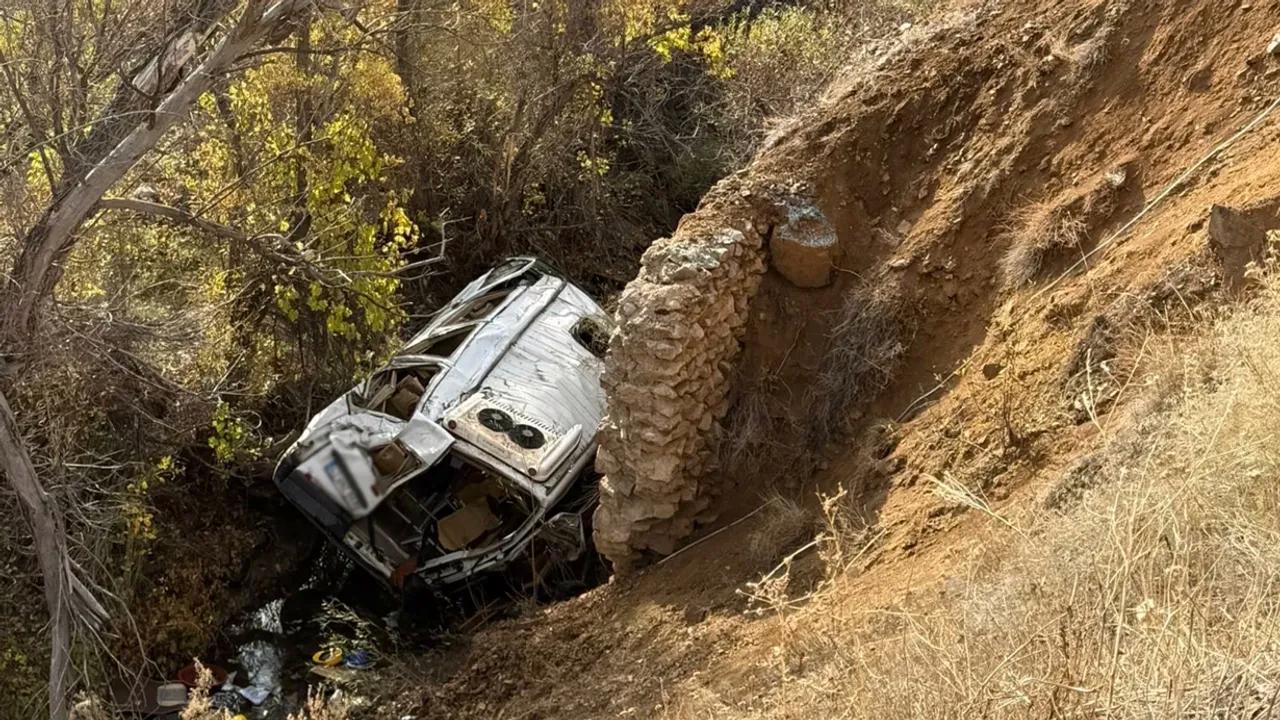 Okul servisi uçuruma yuvarlandı! 14 kişi yaralandı