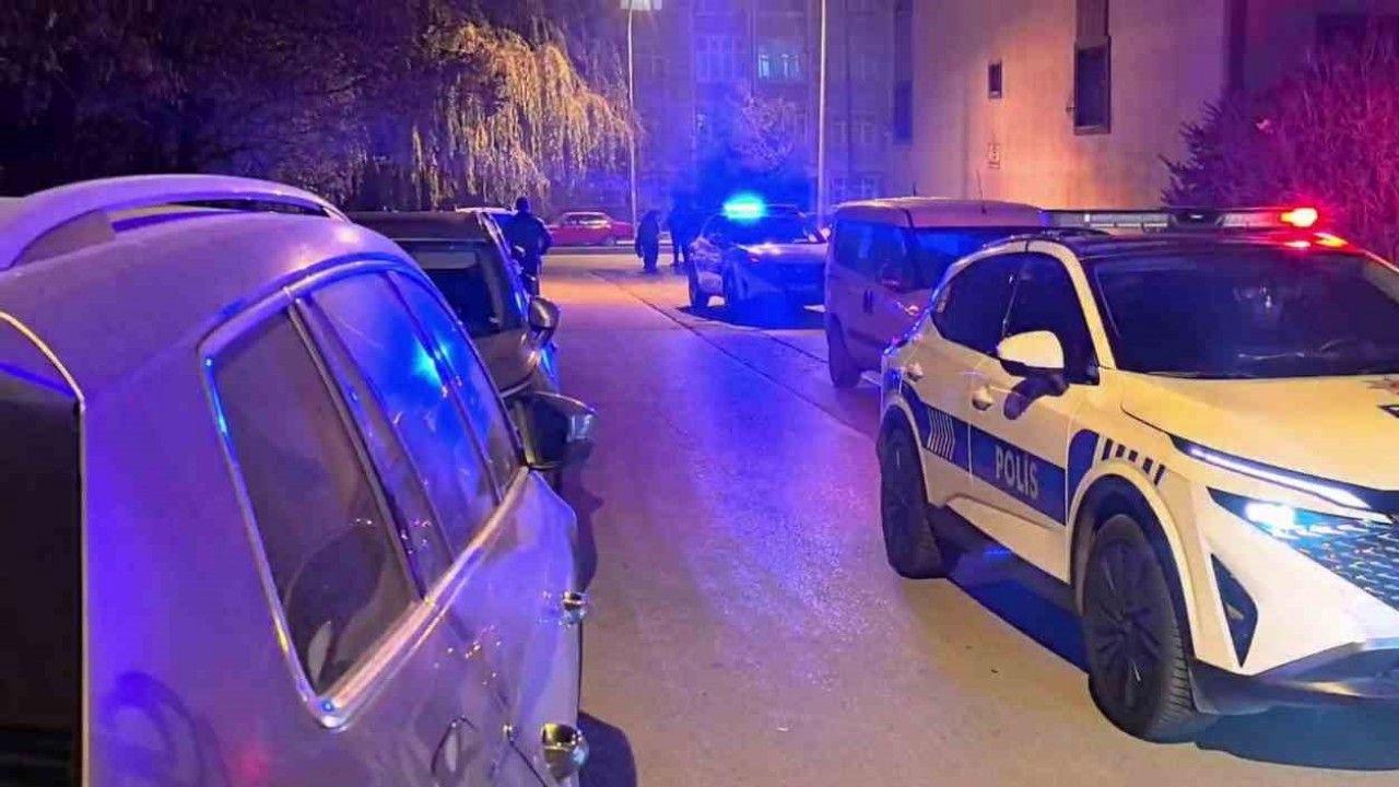 Otomobil içinde bıçaklı kavga: 3 yaralı