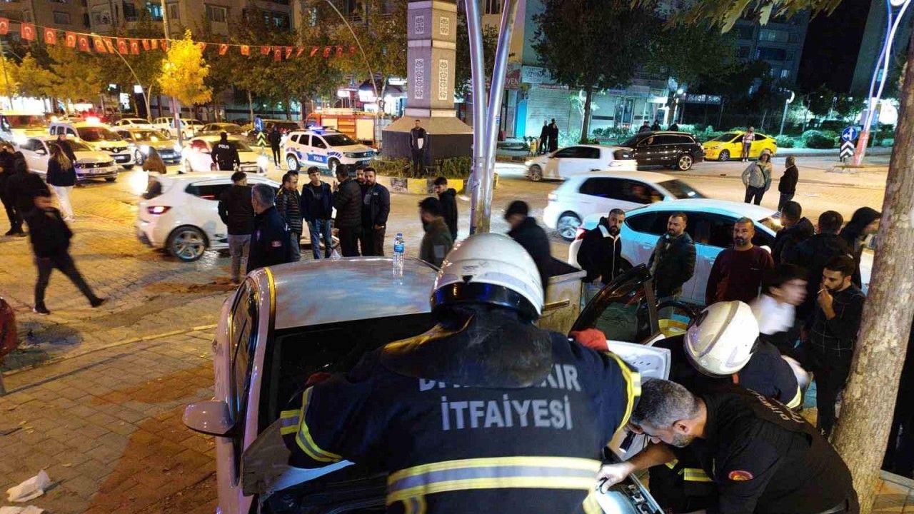 Otomobil, iş yeri merdivenine çarptı: 4 yaralı
