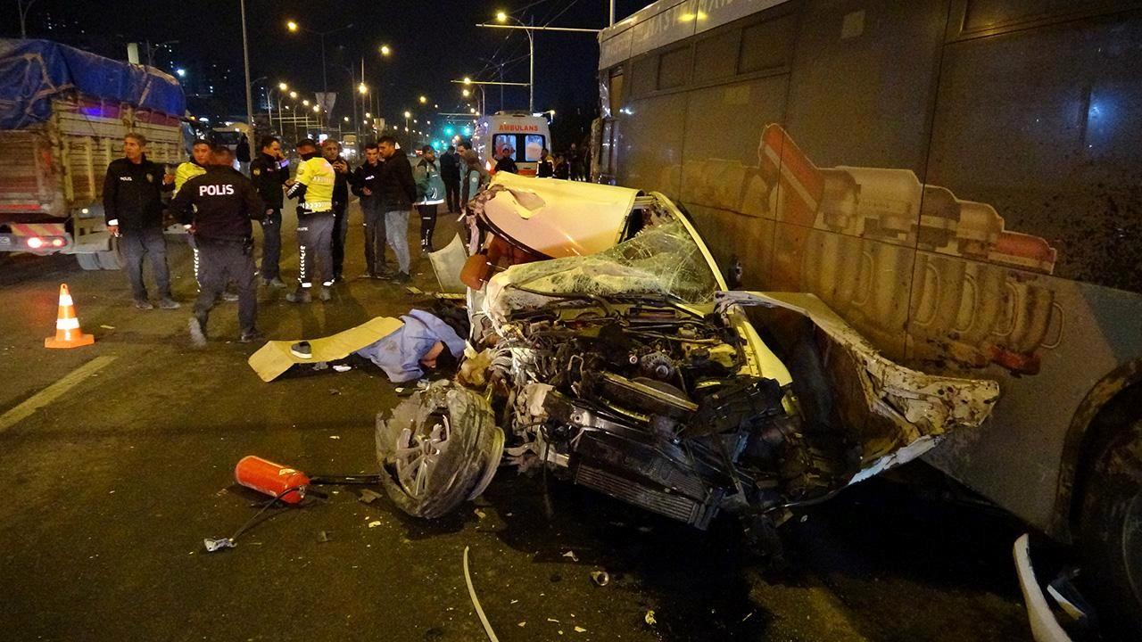 Otomobil, tır ve belediye otobüsünün karıştığı kazada 2 kişi öldü, 3 yaralı