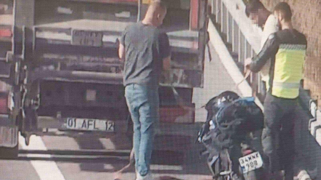 Otoyolda tehlikeli yolculuk kameralara yansıdı: Benzini biten motosikleti kamyonla çektiler