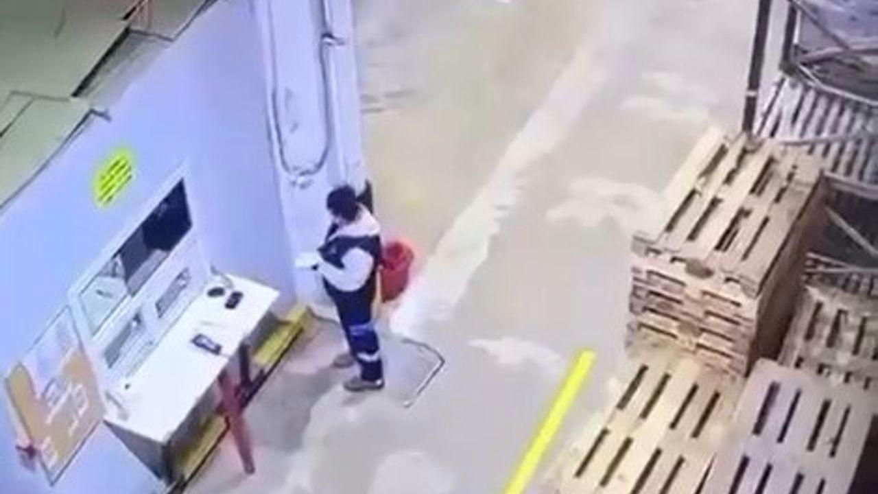 Paletlerin altında kalmaktan son anda kurtuldu