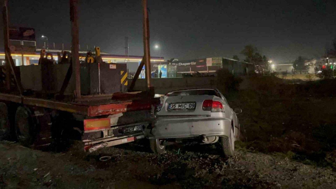 Park halindeki tıra çarpan otomobildeki 2 kişi yaralandı