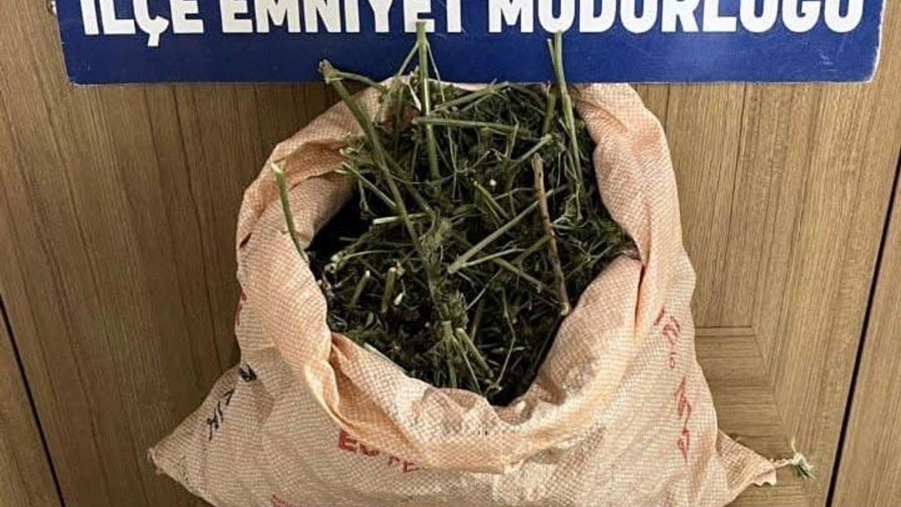 Polisin ’dur’ ihtarına uymayarak kaçan 3 kişinin üzerinden uyuşturucu çıktı
