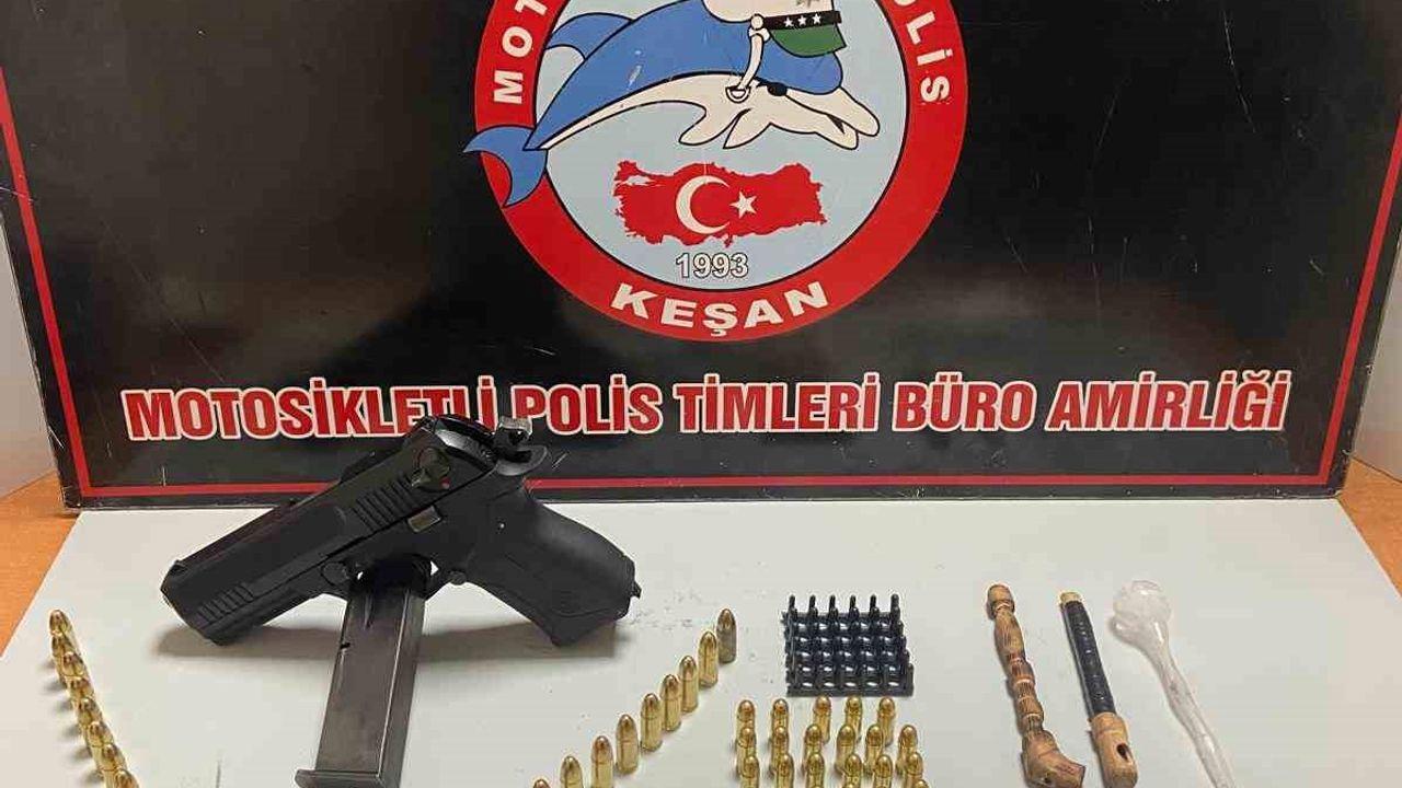 Polisin durdurduğu araçta uyuşturucu, tabanca ve mermi ele geçirildi