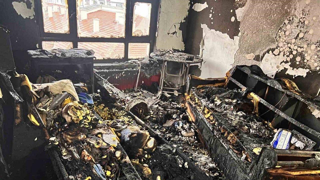 Psikolojik sorunları olduğu iddia edilen kişi evini ateşe verdi, balkona çıkıp izledi
