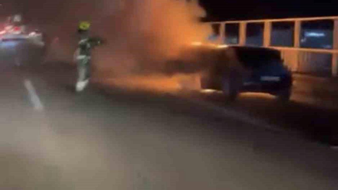 Seyir halindeki otomobil alev alev yandı