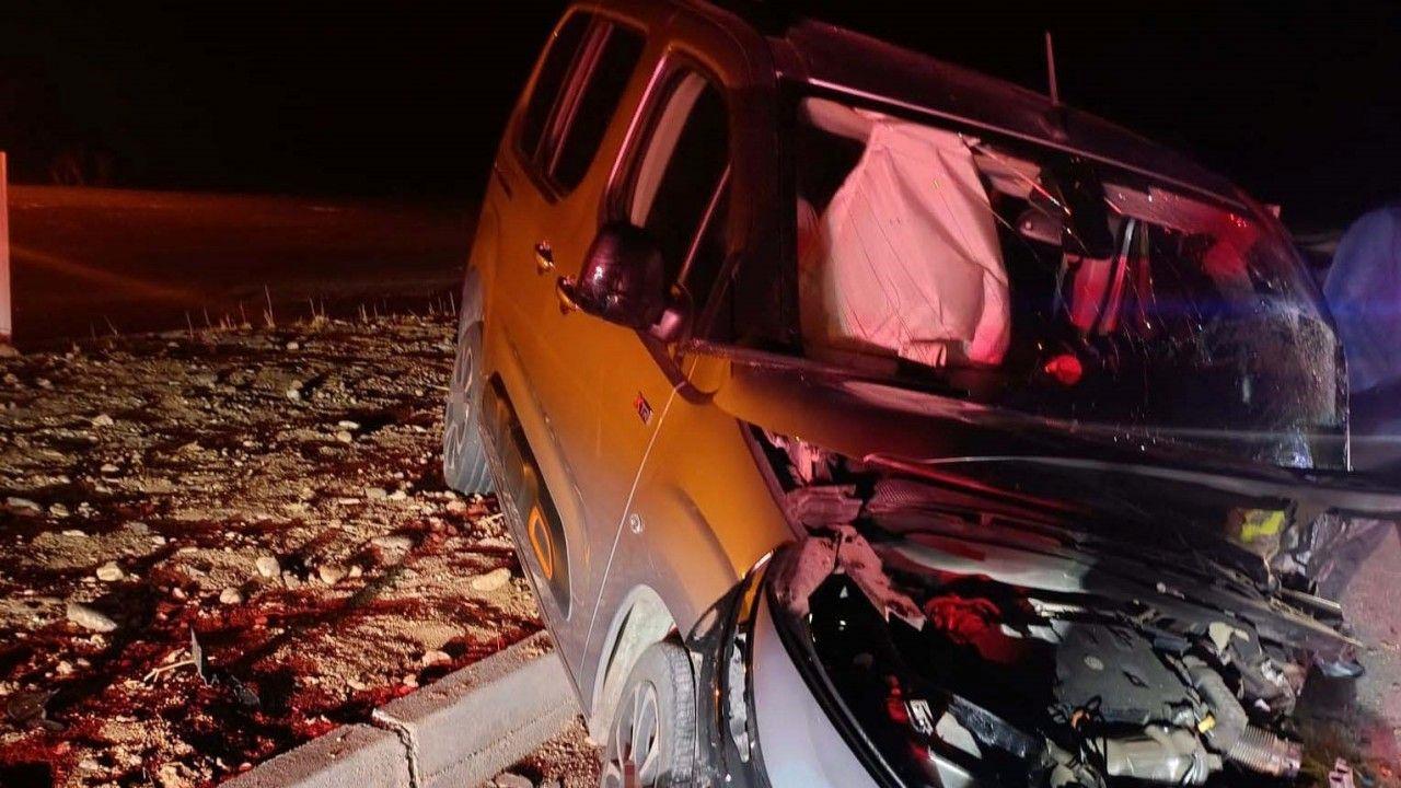 Siirt’te otomobil ile hafif ticari araç çarpıştı: 2 yaralı