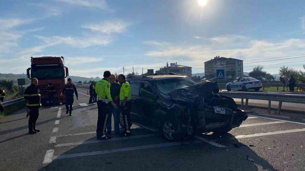 Sinop’ta otomobil traktöre arkadan çarptı: 2 yaralı