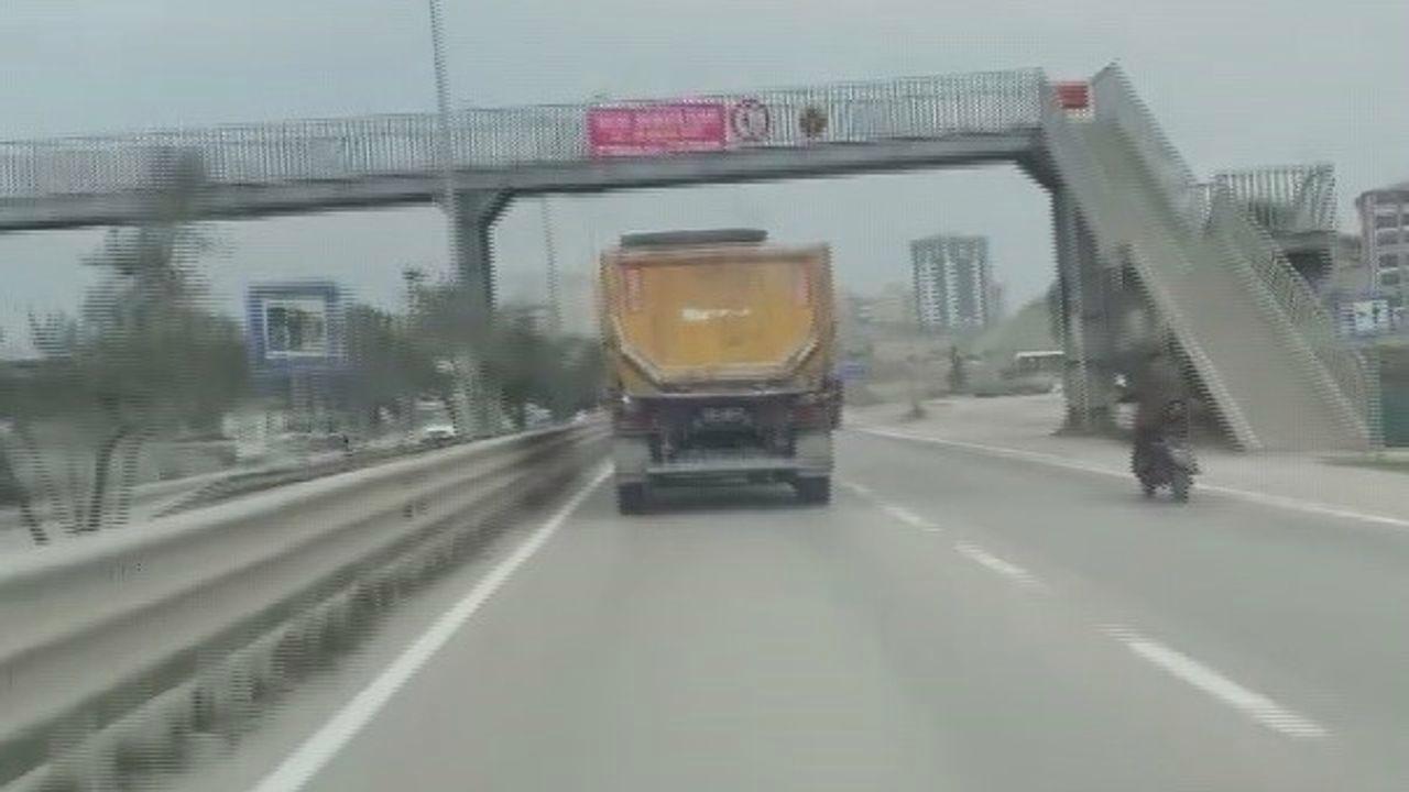 Sol şeritte 100 kilometre hızla ilerleyen hafriyat kamyonu hayrete düşürdü