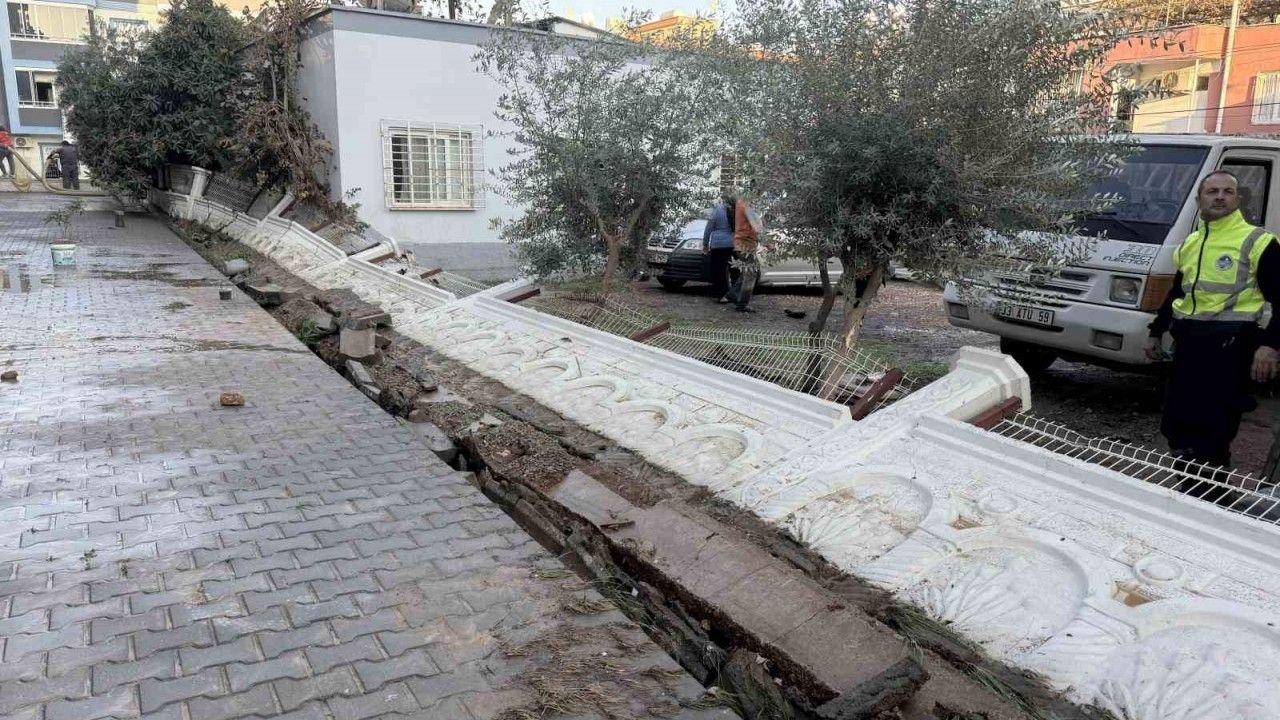Su basan sitenin istinat duvarı yıkıldı