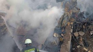 Ahırda başlayan yangın iki eve sıçradı