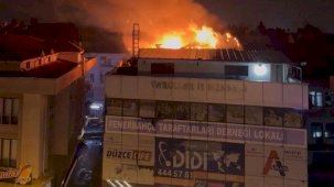 Alevlere teslim olan çatı güçlükle söndürüldü